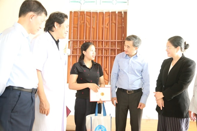 Đoàn công tác Bộ Y tế thăm hỏi, trao quà đồng bào tại Nghệ An: Khám chữa bệnh phải gắn với phòng bệnh suốt vòng đời- Ảnh 8.