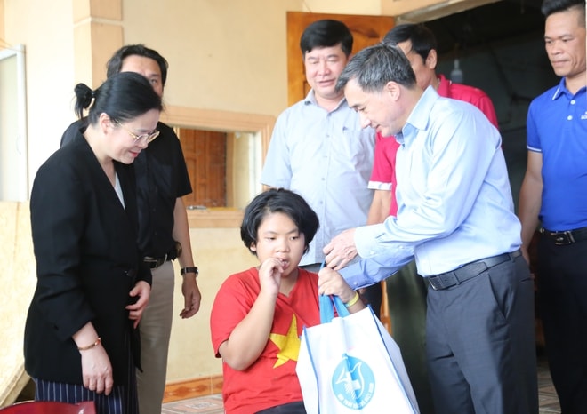 Đoàn công tác Bộ Y tế thăm hỏi, trao quà đồng bào tại Nghệ An: Khám chữa bệnh phải gắn với phòng bệnh suốt vòng đời- Ảnh 7.