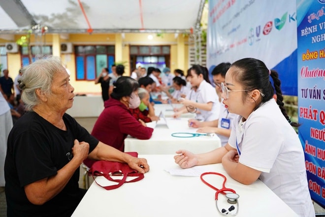 Đoàn công tác Bộ Y tế thăm hỏi, trao quà đồng bào tại Nghệ An: Khám chữa bệnh phải gắn với phòng bệnh suốt vòng đời- Ảnh 9.