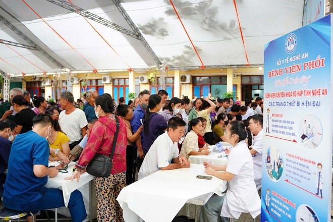 Đoàn công tác Bộ Y tế thăm hỏi, trao quà đồng bào tại Nghệ An: Khám chữa bệnh phải gắn với phòng bệnh suốt vòng đời- Ảnh 10.