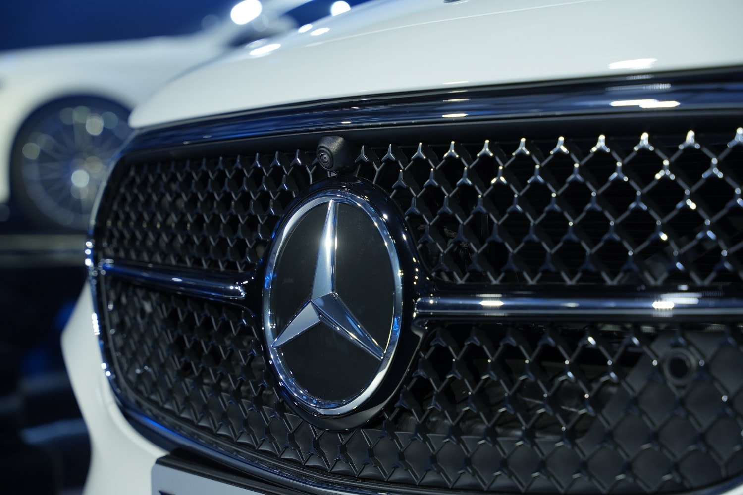 Lưới tản nhiệt Black Panel với họa tiết ngôi sao ba cánh phía trong.