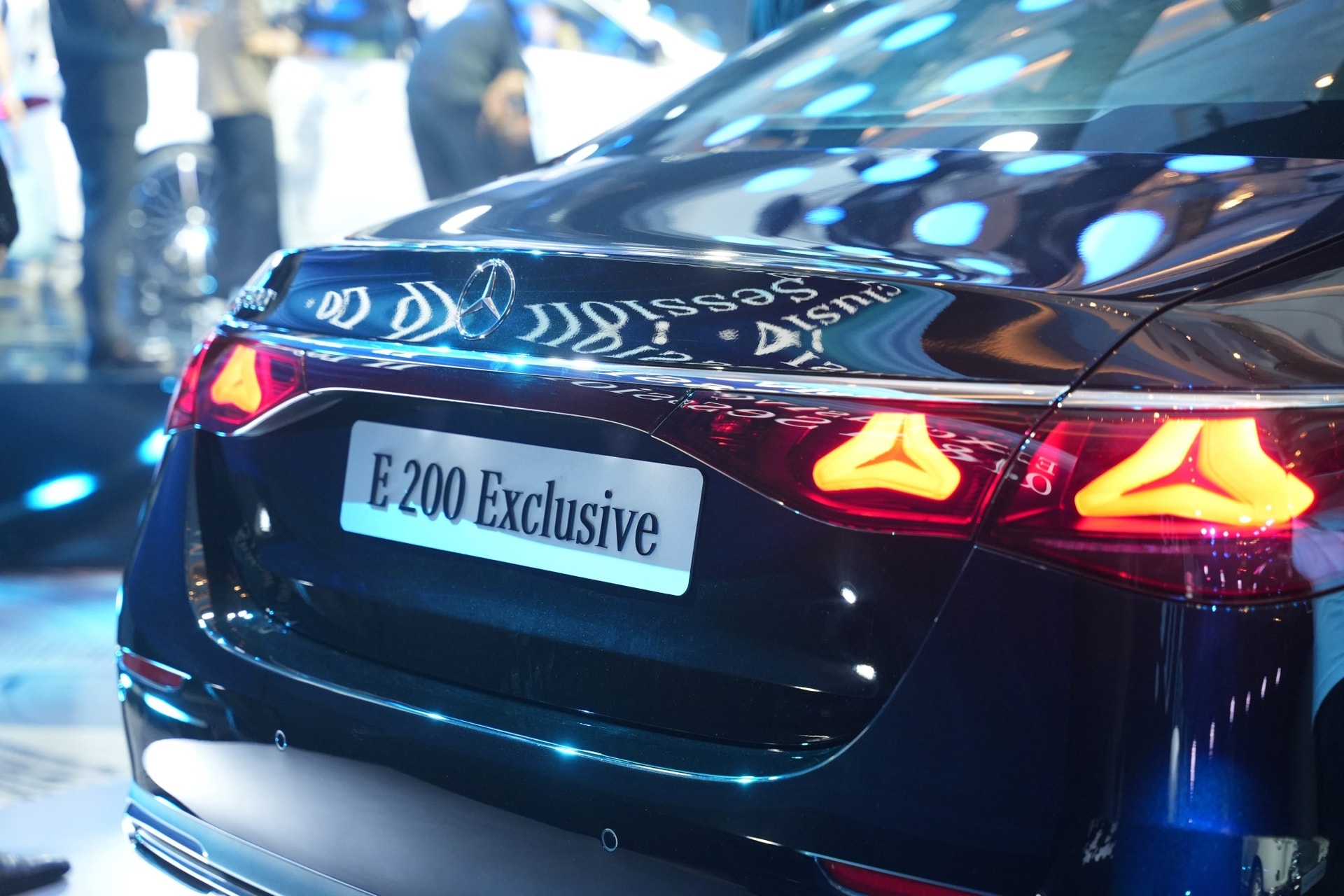 Ở phía sau, đèn hậu LED 3D tạo hình ngôi sao ba cánh cách điệu là điểm nhấn biểu tượng đáng chú ý ở thế hệ E-Class mới, chưa từng có mặt trên dòng sản phẩm nào trước đây của Mercedes-Benz tại Việt Nam.