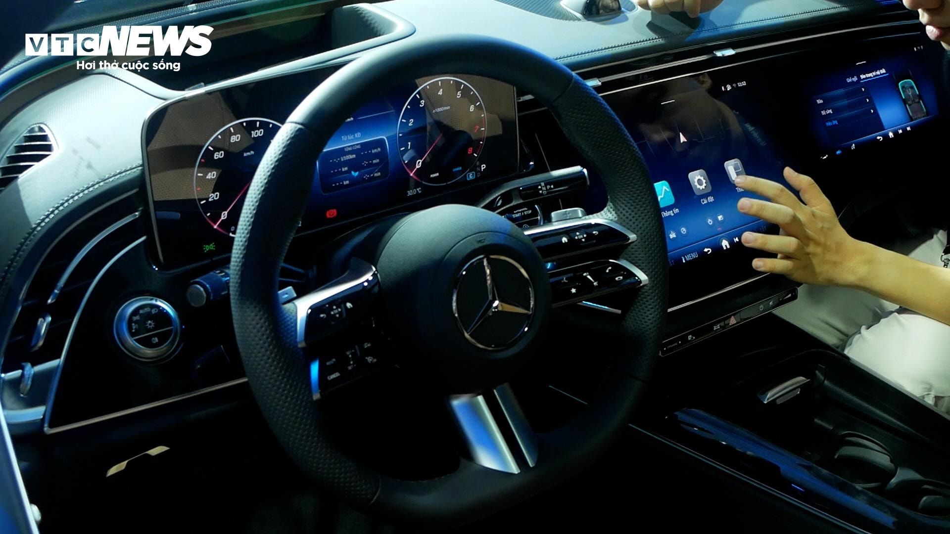 Lần đầu tiên, một camera selfie tích hợp ngay trên bảng táp-lô xuất hiện, sẵn sàng chụp ảnh, quay video hoặc phục vụ cuộc họp trực tuyến khi xe dừng đỗ để đảm bảo an toàn.