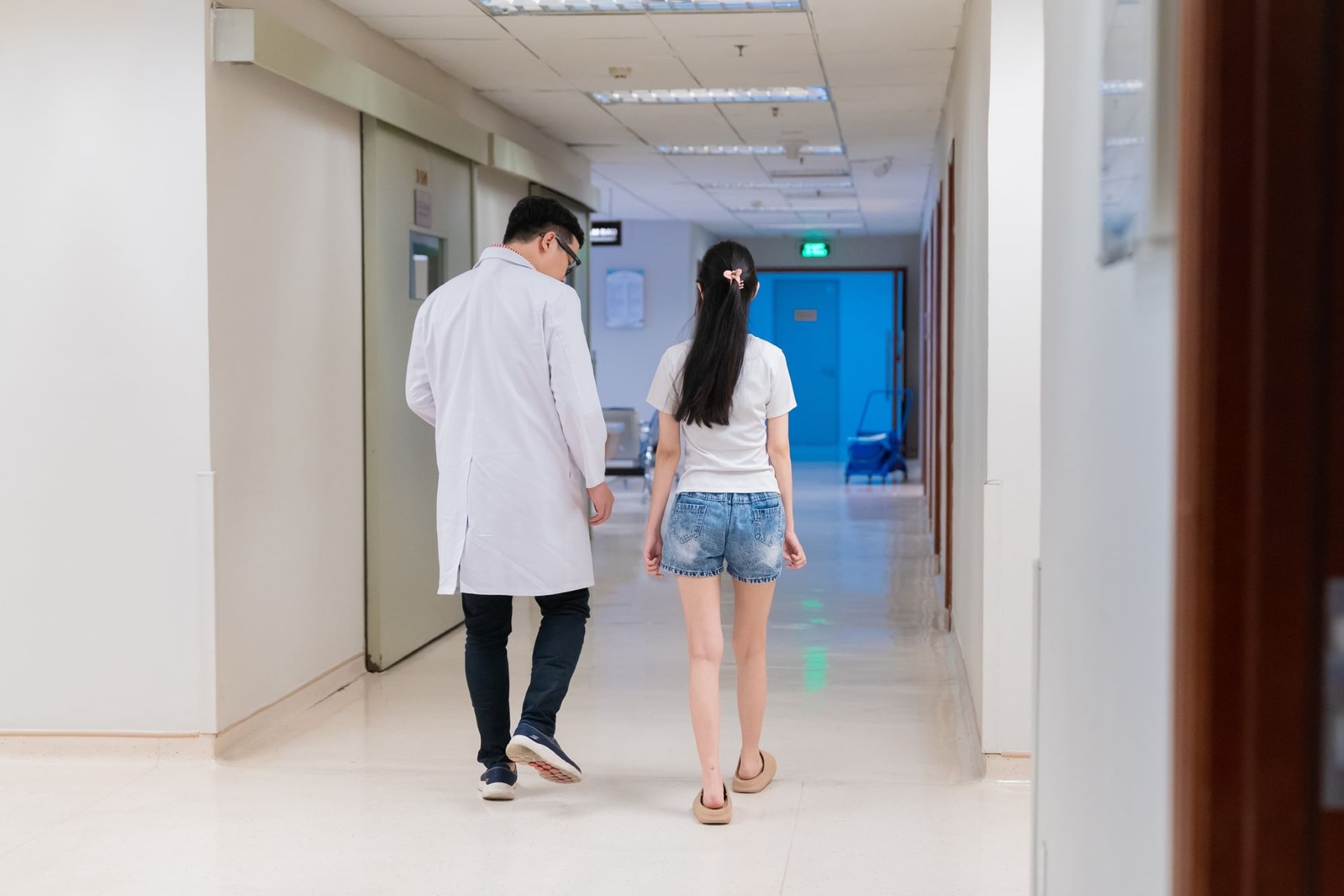 Bệnh nhân nhỏ tuổi đầu tiên tại Việt Nam được thay khớp háng toàn phần thành công - Ảnh 2. Bệnh nhân nhỏ tuổi đầu tiên tại Việt Nam được thay khớp háng toàn phần thành công - Ảnh 2.