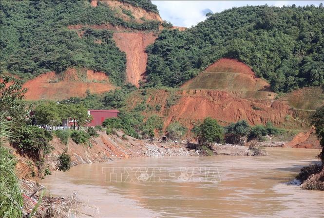 Sạt lở nghiêm trọng trên Quốc lộ 2 (Tuyên Quang)- Ảnh 3. Sạt lở nghiêm trọng trên Quốc lộ 2 (Tuyên Quang)- Ảnh 3.