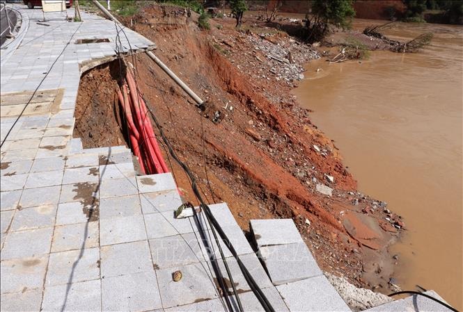 Sạt lở nghiêm trọng trên Quốc lộ 2 (Tuyên Quang)- Ảnh 4. Sạt lở nghiêm trọng trên Quốc lộ 2 (Tuyên Quang)- Ảnh 4.