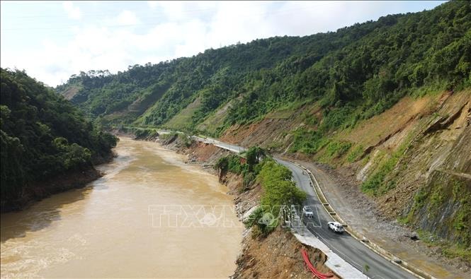 Sạt lở nghiêm trọng trên Quốc lộ 2 (Tuyên Quang)- Ảnh 7. Sạt lở nghiêm trọng trên Quốc lộ 2 (Tuyên Quang)- Ảnh 7.