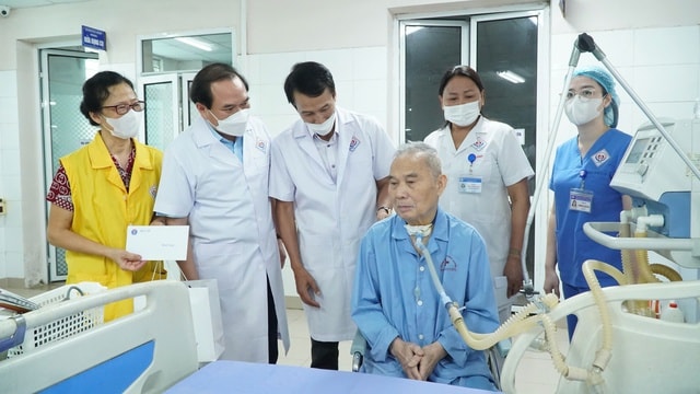 'Pháo đài trắng' giữa biển nước- Ảnh 1. 'Pháo đài trắng' giữa biển nước- Ảnh 1.