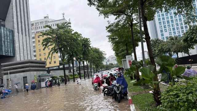Cơn bão sắp vào Biển Đông có diễn biến thế nào?- Ảnh 2. Cơn bão sắp vào Biển Đông có diễn biến thế nào?- Ảnh 2.