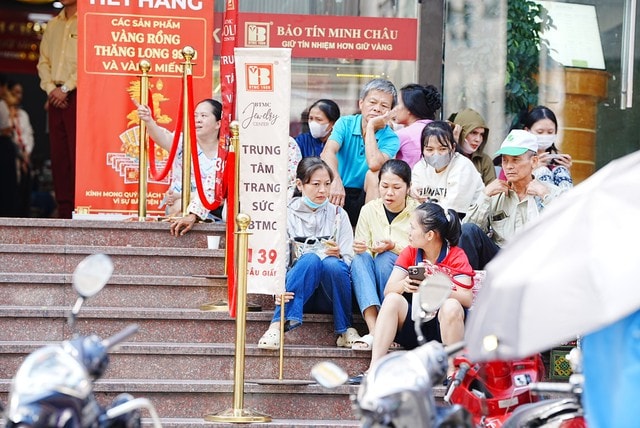 Thị trường vàng ngày 17/10: Nhiều cửa hàng tiếp tục treo biển 'hết hàng'- Ảnh 1. Thị trường vàng ngày 17/10: Nhiều cửa hàng tiếp tục treo biển 'hết hàng'- Ảnh 1.