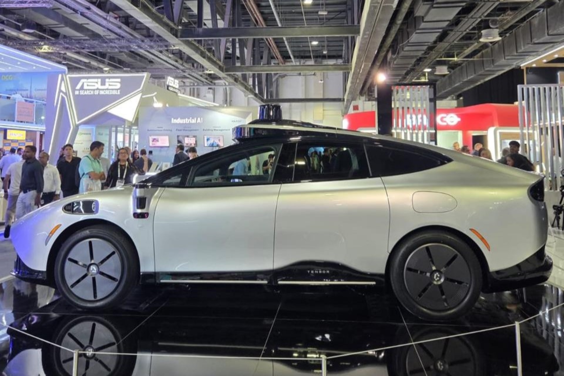 Xe điện tự lái đầu tiên trên thế giới 'Made-by-VinFast' gây tò mò ở Trung Đông - 1