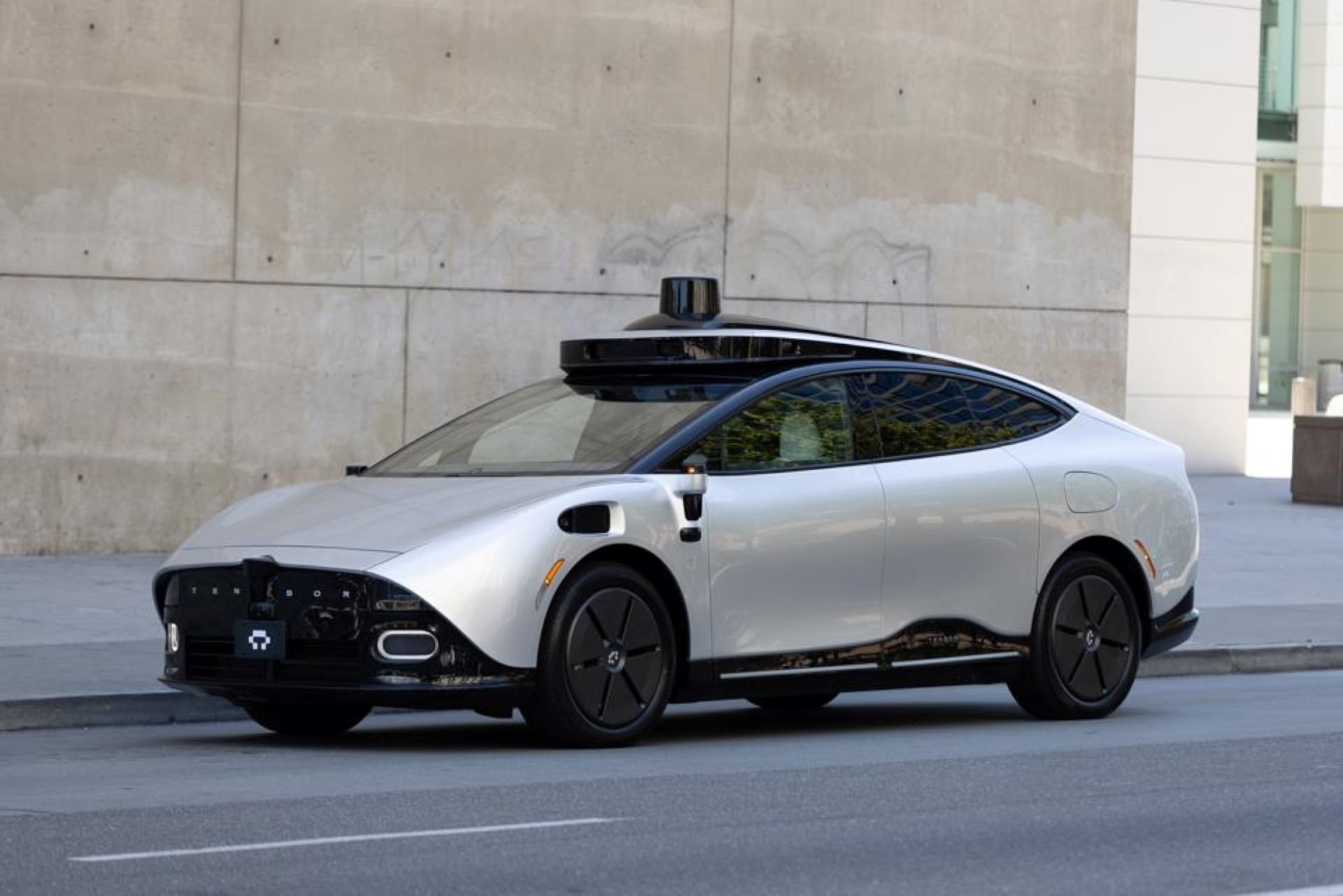 Xe điện tự lái đầu tiên trên thế giới 'Made-by-VinFast' gây tò mò ở Trung Đông - 2