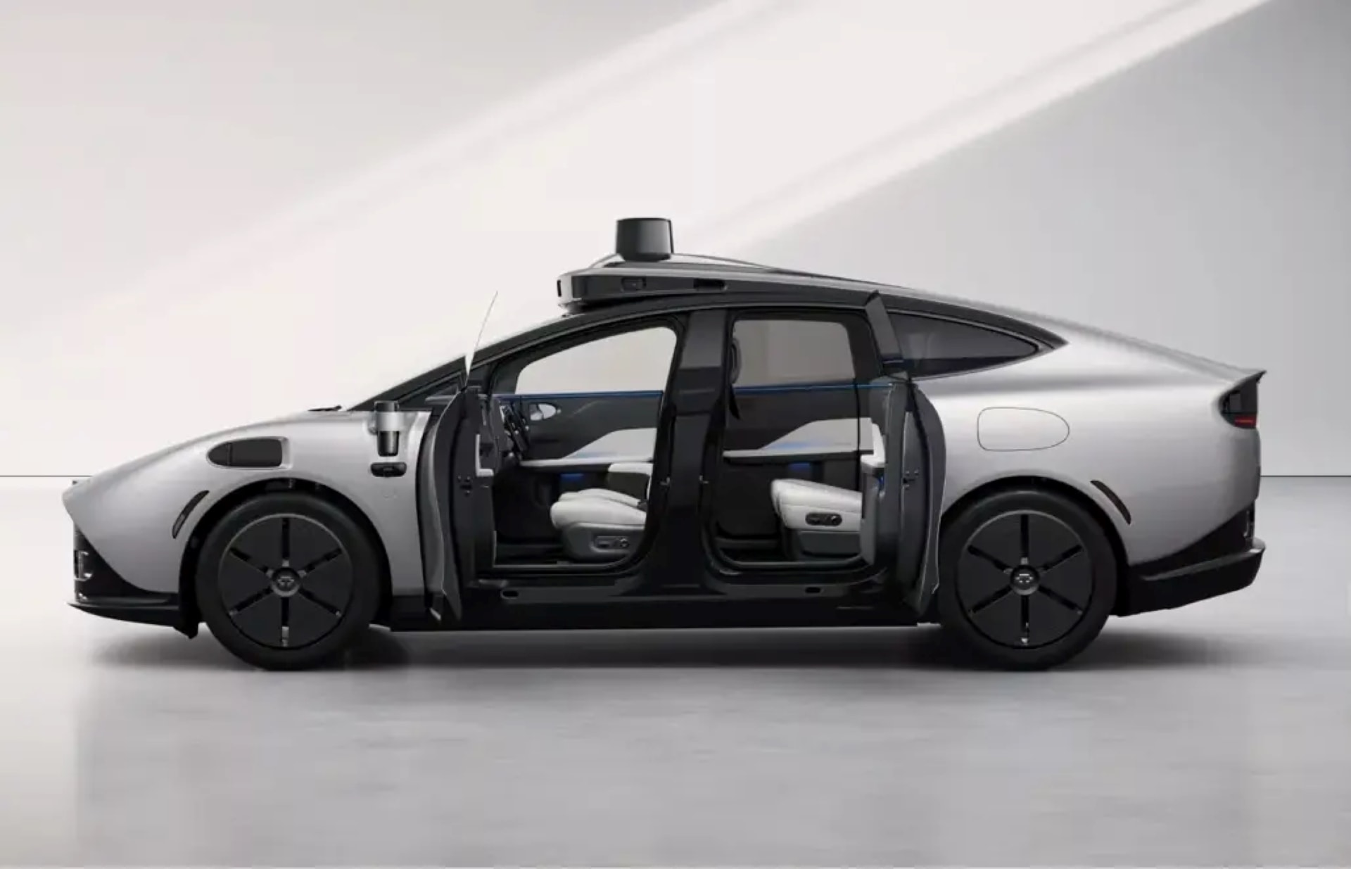 Xe điện tự lái đầu tiên trên thế giới 'Made-by-VinFast' gây tò mò ở Trung Đông - 4