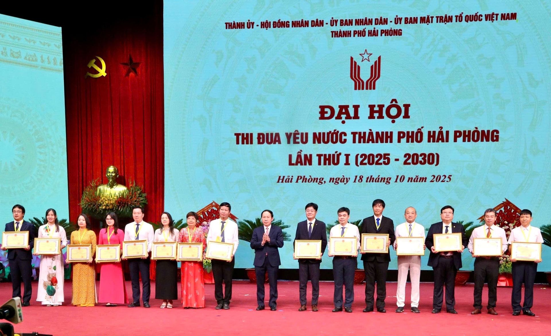 Hải Phòng gắn phong trào thi đua với thực hiện các nhiệm vụ chính trị- Ảnh 8. Hải Phòng gắn phong trào thi đua với thực hiện các nhiệm vụ chính trị- Ảnh 8.