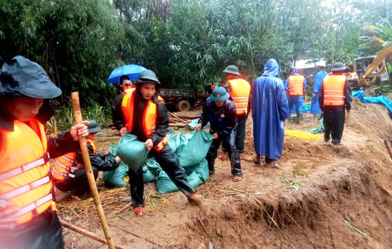 Gần 100 chiến sĩ dầm mưa ngăn sạt lở uy hiếp nhà dân ở Huế- Ảnh 9.
