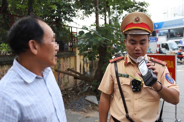 CSGT toàn quốc ra quân kiểm tra nồng độ cồn cùng một thời điểm- Ảnh 3. CSGT toàn quốc ra quân kiểm tra nồng độ cồn cùng một thời điểm- Ảnh 3.