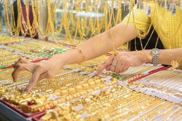 Giá vàng hôm nay ngày 18/10 đồng loạt giảm rất mạnh- Ảnh 1.