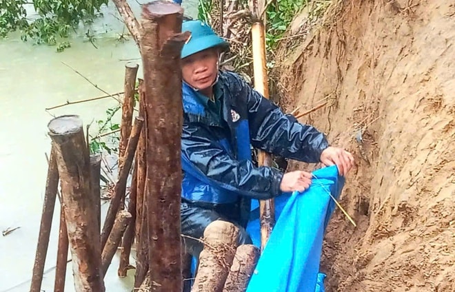Gần 100 chiến sĩ dầm mưa ngăn sạt lở uy hiếp nhà dân ở Huế- Ảnh 8.