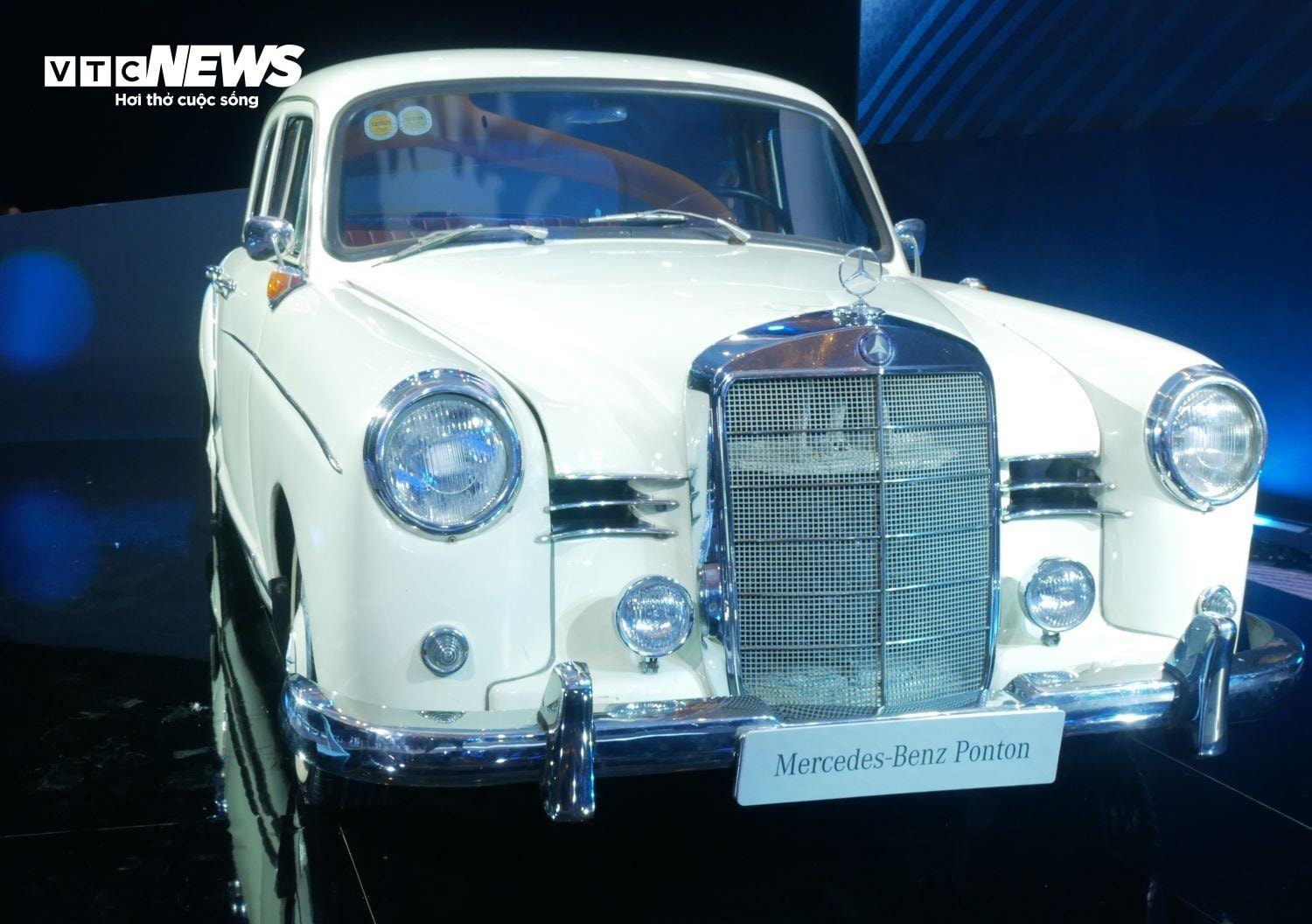 Với thiết kế thân xe khung liền khối đầu tiên của Mercedes-Benz, Ponton 190 thay thế dòng Type 170 và chiếm đến 80% sản lượng xe hơi của hãng lúc bấy giờ. (Ảnh: Mạnh Hùng)