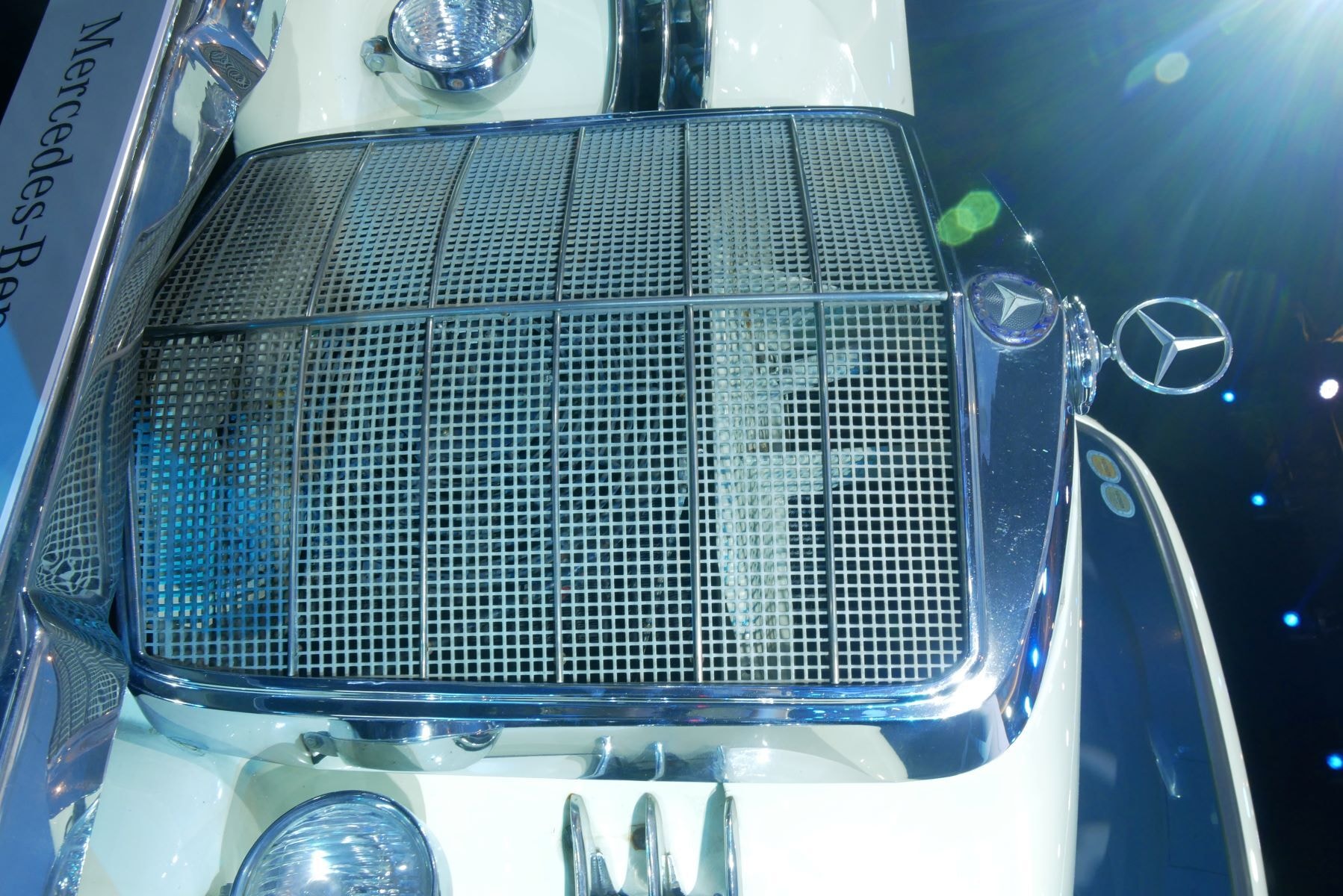 Lưới tản nhiệt đặt dọc hình thác nước, phía trên là logo ngôi sao ba cánh gợi nét hoài cổ, lịch thiệp của những năm 50, thế kỷ XX. (Ảnh: Mạnh Hùng)