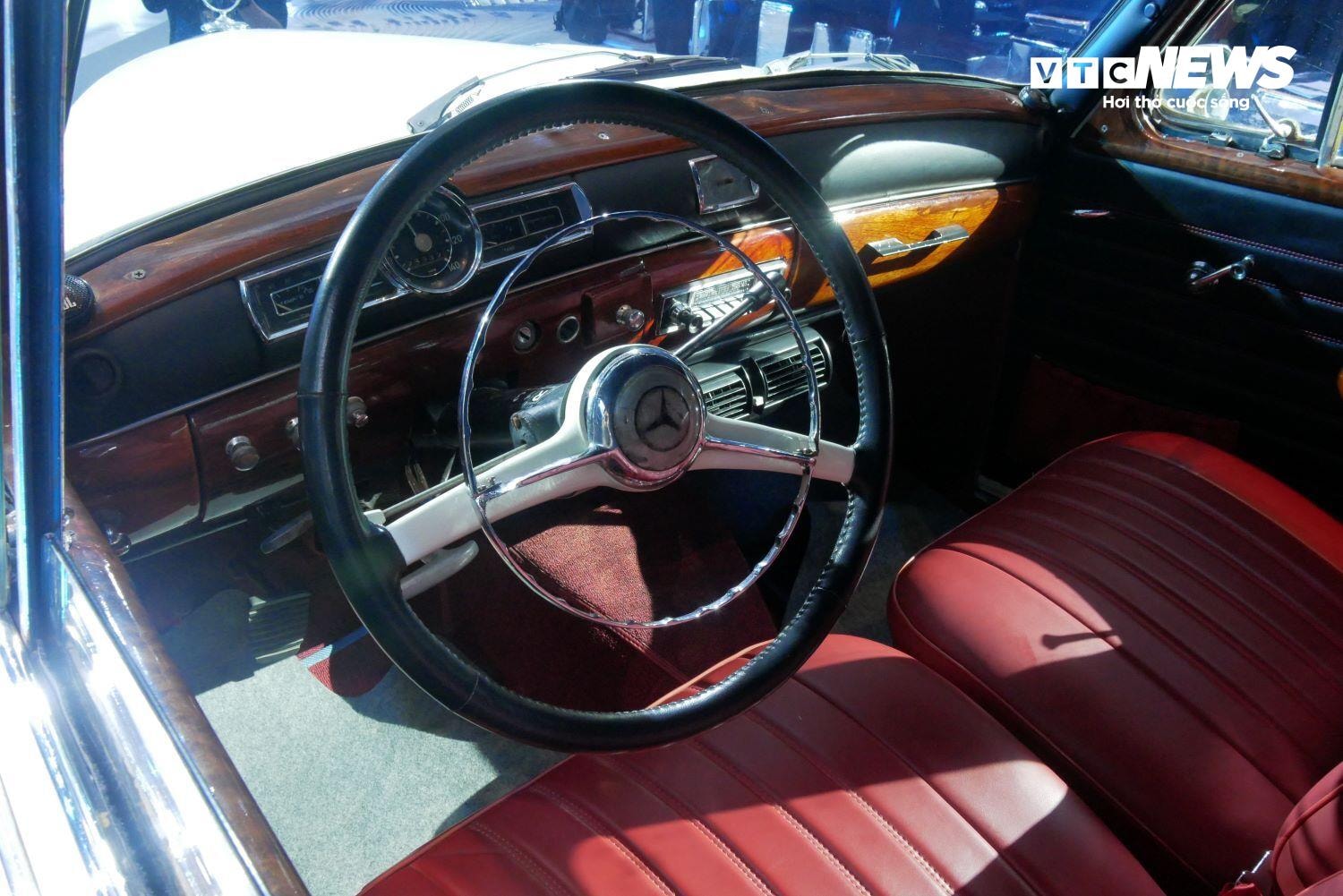 Khoang nội thất của xe rộng rãi, tiện nghi, dùng nhiều vật liệu cao cấp như gỗ và da thật. (Ảnh: Mạnh Hùng)