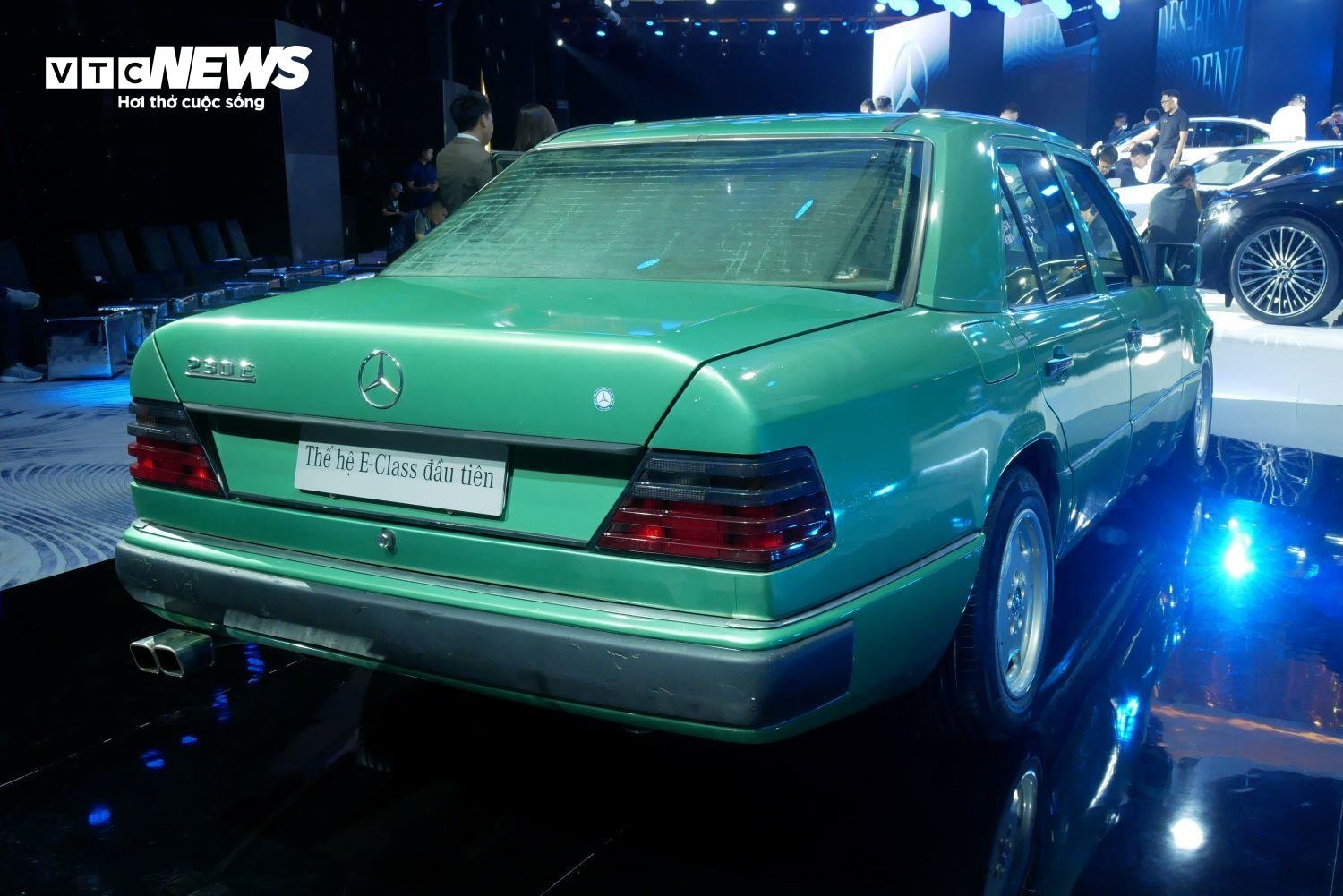 Thiết kế vuông vức, chắc chắn của W124 không chỉ mang tính biểu tượng mà còn tối ưu hóa khí động học, đạt hệ số cản gió chỉ 0.30 Cd. (Ảnh: Mạnh Hùng)