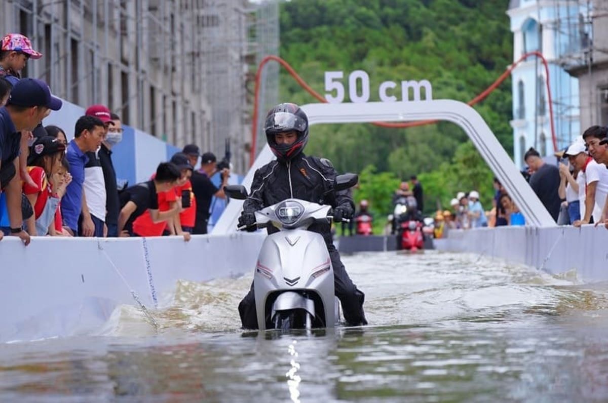 Xe máy điện Feliz S đạt tiêu chuẩn chống nước IP67, có thể chịu mức ngập 0,5m trong 30 phút. (Nguồn: VinFast)