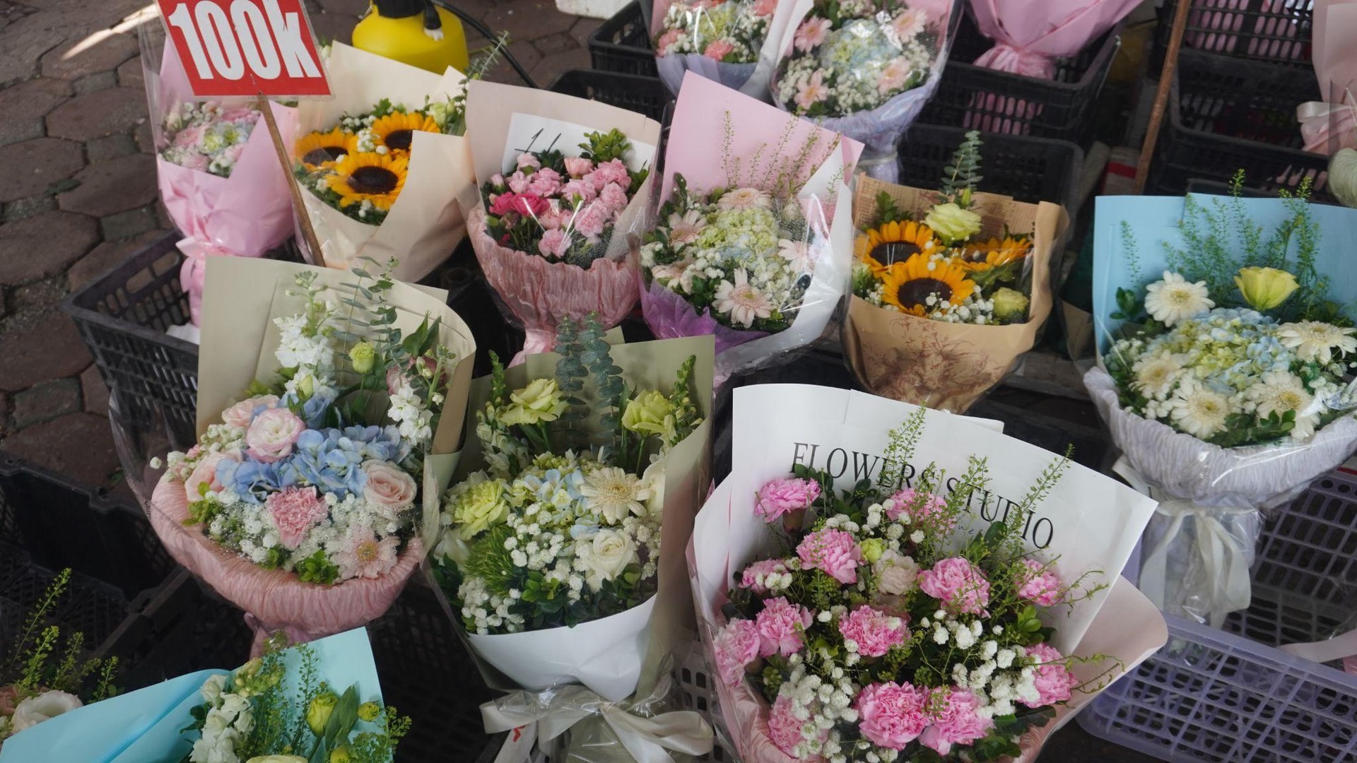 Thị trường hoa, quà tặng nhộn nhịp cận lễ 20/10- Ảnh 1. Thị trường hoa, quà tặng nhộn nhịp cận lễ 20/10- Ảnh 1.