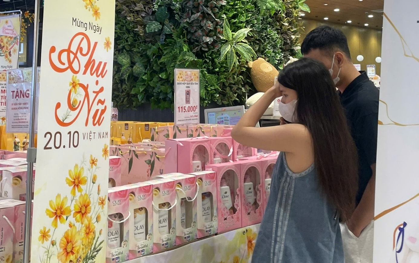 Thị trường hoa, quà tặng nhộn nhịp cận lễ 20/10- Ảnh 6. Thị trường hoa, quà tặng nhộn nhịp cận lễ 20/10- Ảnh 6.