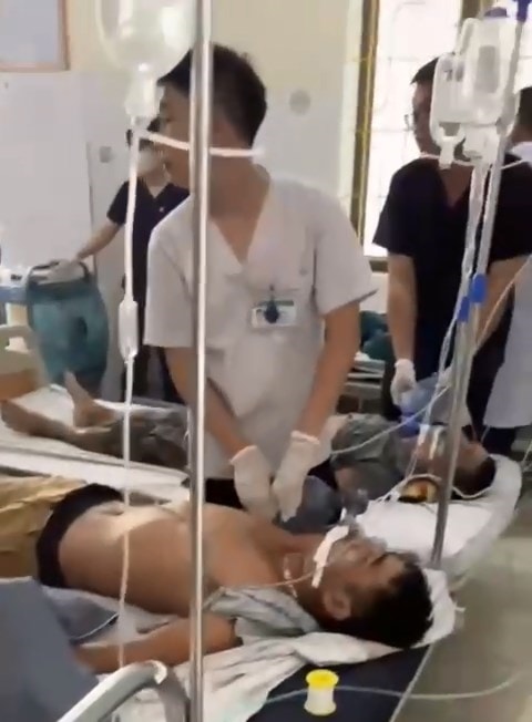 Uống rượu thuốc, 6 người nhận viện cấp cứu- Ảnh 1. Uống rượu thuốc, 6 người nhận viện cấp cứu- Ảnh 1.