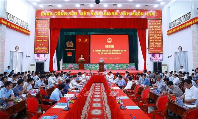 Thủ tướng chủ trì hội nghị triển khai các dự án đường cao tốc khu vực Đồng bằng sông Cửu Long- Ảnh 4. Thủ tướng chủ trì hội nghị triển khai các dự án đường cao tốc khu vực Đồng bằng sông Cửu Long- Ảnh 4.