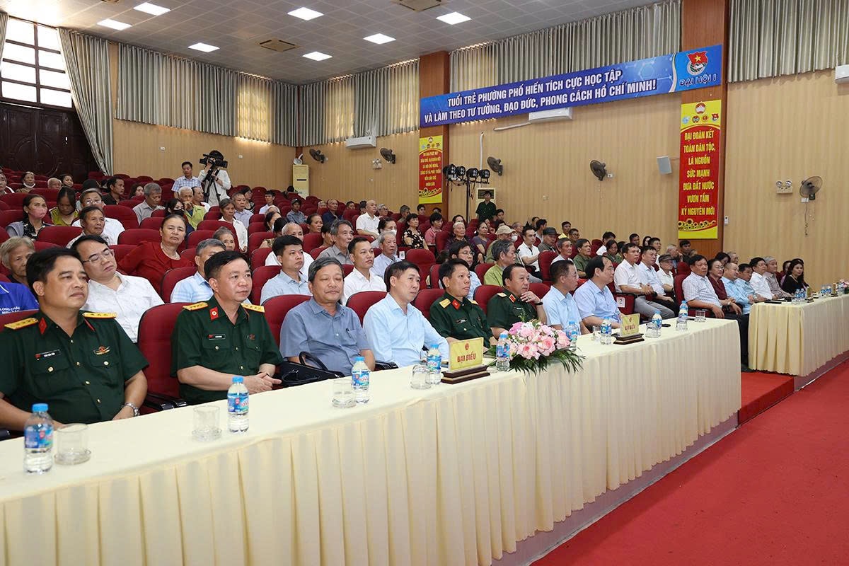 Hơn 1.000 người dân Hưng Yên được khám, tầm soát sức khoẻ, cấp phát thuốc miễn phí- Ảnh 1. Hơn 1.000 người dân Hưng Yên được khám, tầm soát sức khoẻ, cấp phát thuốc miễn phí- Ảnh 1.