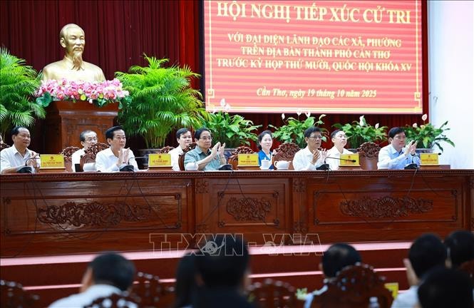 Thủ tướng tiếp xúc cử tri lãnh đạo các xã, phường của thành phố Cần Thơ- Ảnh 6. Thủ tướng tiếp xúc cử tri lãnh đạo các xã, phường của thành phố Cần Thơ- Ảnh 6.