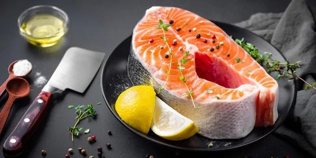 Thời điểm ăn cá hồi tốt nhất để tăng lợi ích của omega-3- Ảnh 1.