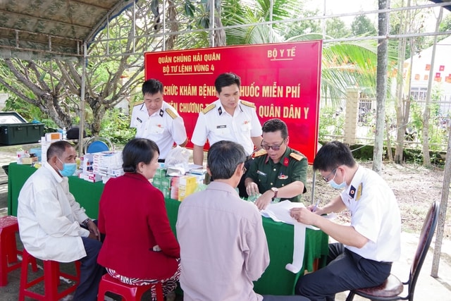 Bác sĩ quân y khám bệnh, cấp thuốc miễn phí cho hơn 300 gia đình ở Khánh Hòa- Ảnh 3. Bác sĩ quân y khám bệnh, cấp thuốc miễn phí cho hơn 300 gia đình ở Khánh Hòa- Ảnh 3.