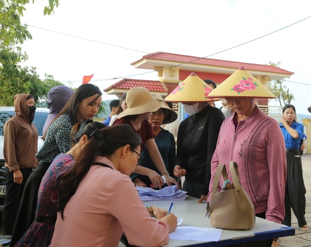 Khám sức khỏe nội tiết, sinh sản và tặng quà cho hơn 100 phụ nữ vùng bão lũ- Ảnh 1. Khám sức khỏe nội tiết, sinh sản và tặng quà cho hơn 100 phụ nữ vùng bão lũ- Ảnh 1.