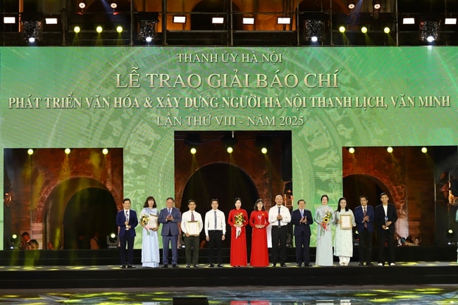 Vinh danh 33 tác phẩm báo chí về phát triển văn hóa, xây dựng người Hà Nội thanh lịch, văn minh- Ảnh 1. Các tác phẩm đạt giải A Giải báo chí về phát triển văn hoá và xây dựng người Hà Nội thanh lịch, văn minh lần thứ VIII: Tác phẩm truyền hình “Thủ đô Hà Nội - Những dấu son còn mãi” VTV2- Đài Truyền hình Việt Nam 2. Tác phẩm báo in “Văn hoá là nền tảng, động lực cho hành trình chuyển mình lịch sử” - Báo Kinh tế và Đô thị 3. Tác phẩm báo điện tử “Hà Nội - Xây dựng hình mẫu mới trong kỷ nguyên vươn mình” - Báo Hà Nội Mới
