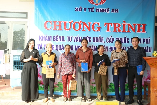 Khám sức khỏe nội tiết, sinh sản và tặng quà cho hơn 100 phụ nữ vùng bão lũ- Ảnh 3. Khám sức khỏe nội tiết, sinh sản và tặng quà cho hơn 100 phụ nữ vùng bão lũ- Ảnh 3.
