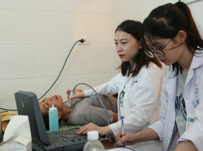 Khám sức khỏe nội tiết, sinh sản và tặng quà cho hơn 100 phụ nữ vùng bão lũ- Ảnh 6. Khám sức khỏe nội tiết, sinh sản và tặng quà cho hơn 100 phụ nữ vùng bão lũ- Ảnh 6.