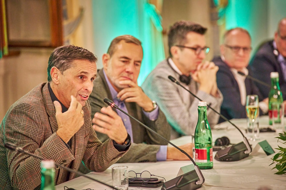 Tổng Giám đốc Škoda Auto Klaus Zellmer (bìa trái) khẳng định, hãng luôn đi theo triết lý lấy khách hàng làm trung tâm. (Ảnh: Škoda)