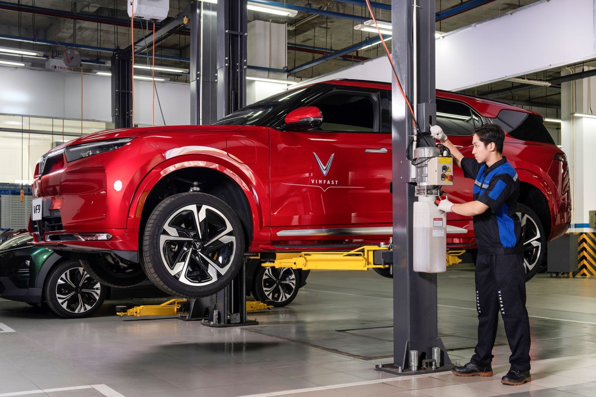 VinFast hỗ trợ khách hàng miền Bắc và miền Trung sửa chữa xe hư hỏng do mưa lũ - 1