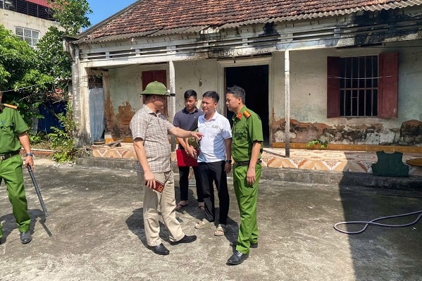 Giải cứu thành công cháu bé 4 tuổi bị bố đẻ đe dọa treo cổ- Ảnh 1. Giải cứu thành công cháu bé 4 tuổi bị bố đẻ đe dọa treo cổ- Ảnh 1.