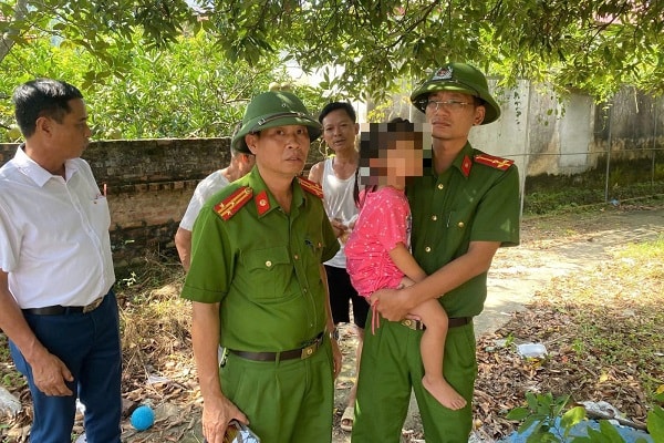 Giải cứu thành công cháu bé 4 tuổi bị bố đẻ đe dọa treo cổ- Ảnh 2. Giải cứu thành công cháu bé 4 tuổi bị bố đẻ đe dọa treo cổ- Ảnh 2.