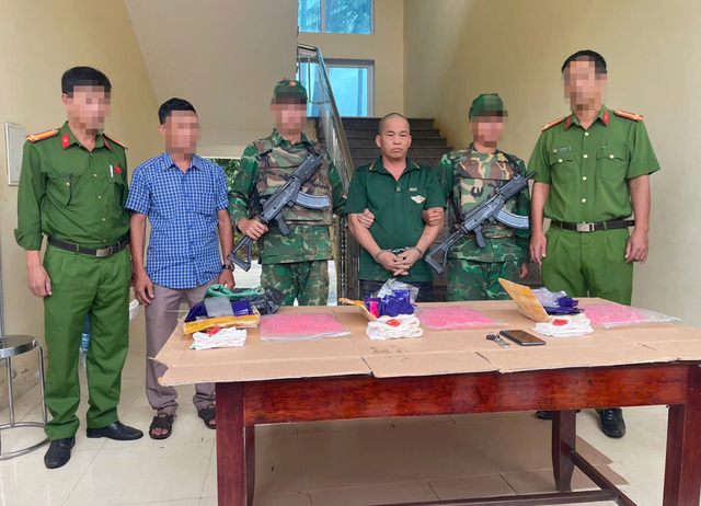 Video: Cận cảnh vây bắt đối tượng vận chuyển 18.000 viên ma túy ở Quảng Trị- Ảnh 1.