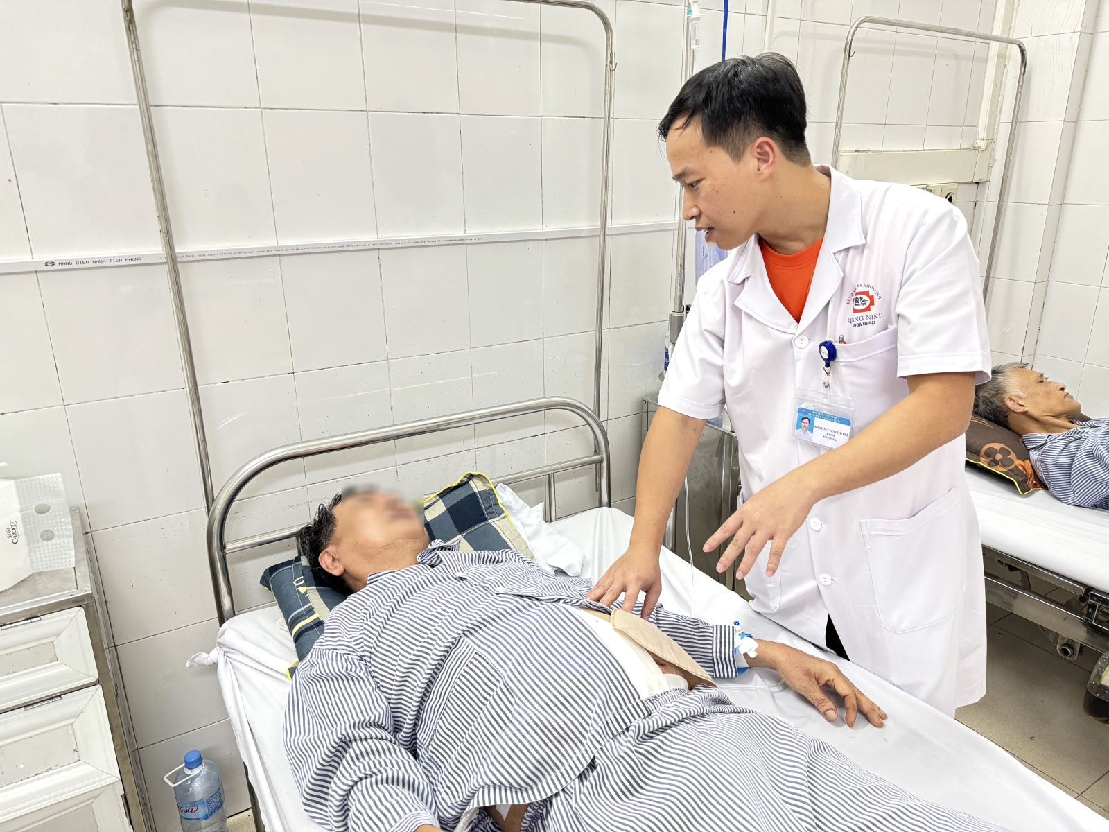 Chủ quan với khối thoát vị bẹn, người đàn ông 63 tuổi bị biến chứng hoại tử đại tràng- Ảnh 3. Chủ quan với khối thoát vị bẹn, người đàn ông 63 tuổi bị biến chứng hoại tử đại tràng- Ảnh 3.