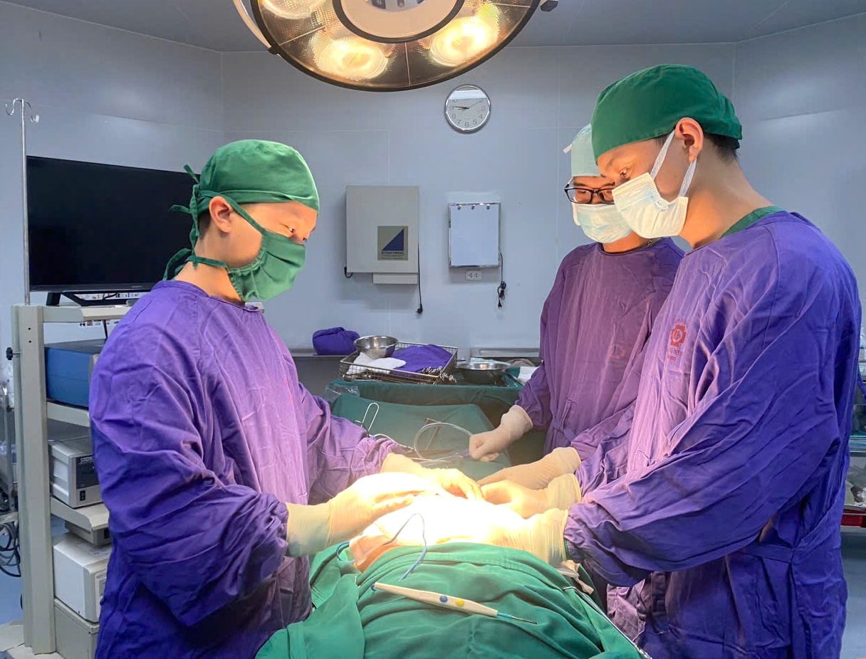 Chủ quan với khối thoát vị bẹn, người đàn ông 63 tuổi bị biến chứng hoại tử đại tràng- Ảnh 2. Chủ quan với khối thoát vị bẹn, người đàn ông 63 tuổi bị biến chứng hoại tử đại tràng- Ảnh 2.