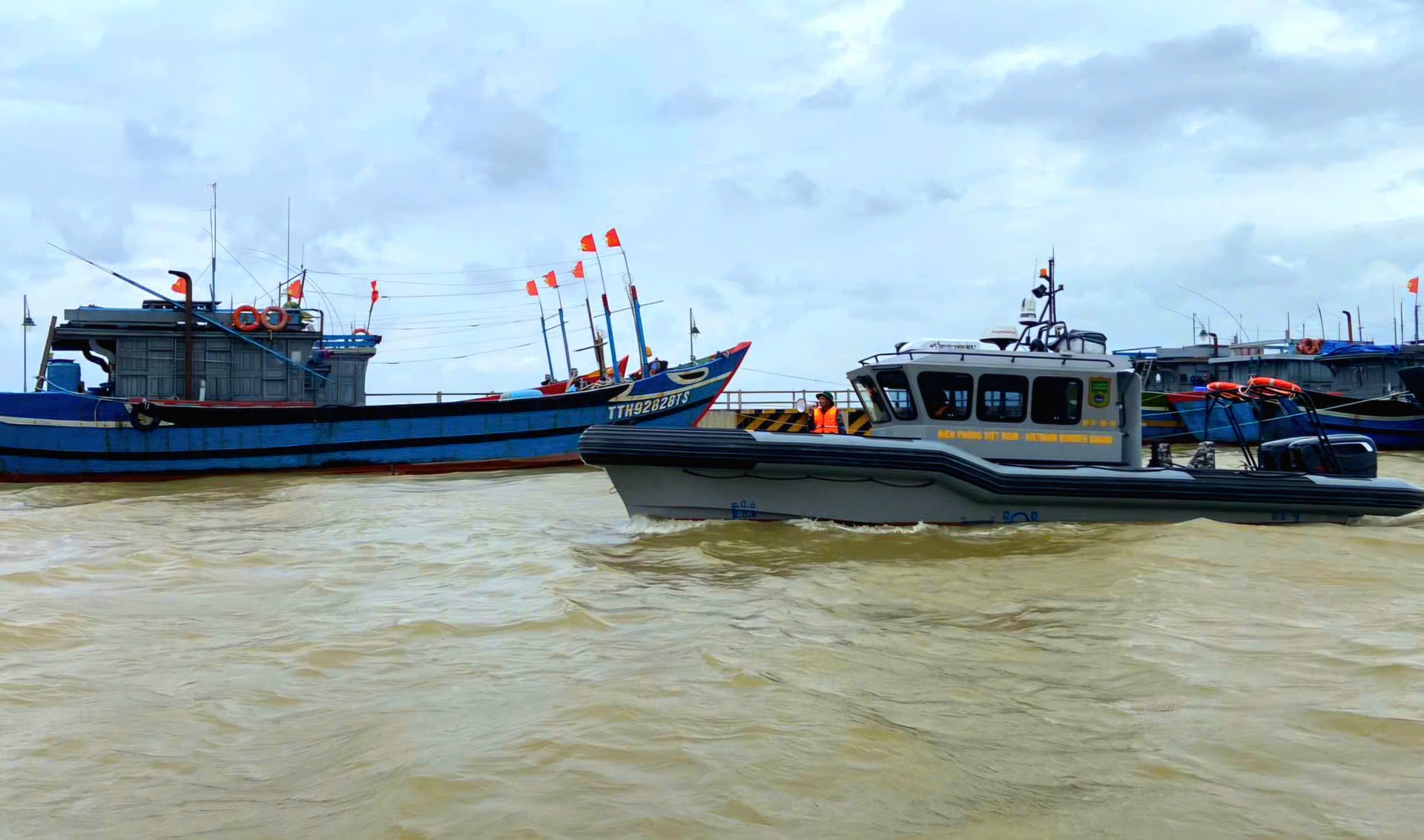 Huế dự báo mưa lớn, biên phòng triển khai ứng phó bão số 12- Ảnh 2. Huế dự báo mưa lớn, biên phòng triển khai ứng phó bão số 12- Ảnh 2.