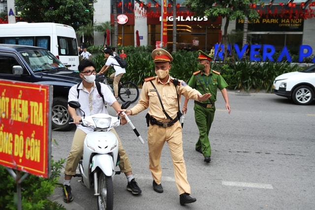 Hà Nội kéo dài kế hoạch xử lý học sinh, phụ huynh vi phạm giao thông thêm 5 tháng- Ảnh 2. Hà Nội kéo dài kế hoạch xử lý học sinh, phụ huynh vi phạm giao thông thêm 5 tháng- Ảnh 2.