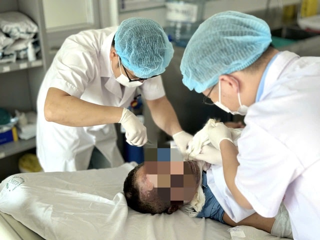 Giữ thang cho hàng xóm sửa điện ở chuồng gà, người đàn ông suýt mất mạng- Ảnh 2. Giữ thang cho hàng xóm sửa điện ở chuồng gà, người đàn ông suýt mất mạng- Ảnh 2.