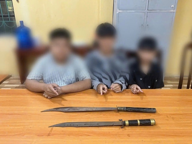 Nhóm thiếu niên dùng đao chém nhau để giải quyết mâu thuẫn ở Hà Nội- Ảnh 1. Nhóm thiếu niên dùng đao chém nhau để giải quyết mâu thuẫn ở Hà Nội- Ảnh 1.